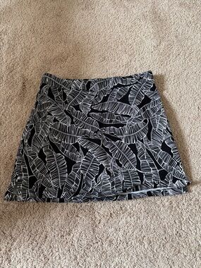 Rafaella Pull-on Women’s Skort Black and White leaf pattern size L